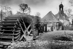 Pulvermühle Dresden, Abbruch des Zuppinger Wasserrades und Verfüllung des Weißeritzmühlgrabens 1937/38 stadtwärts gesehen, vorn das Herrenhaus